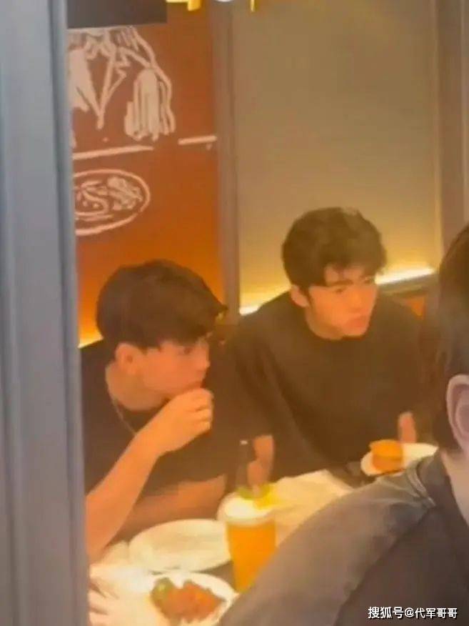 原创            谢霆锋带俩儿子吃饭，Lucas和小Q满脸崇拜看着爸爸，父子好温馨