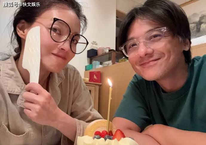 原创            舒淇庆祝49岁生日，素颜与老公冯德伦合照，一生无儿无女活得潇洒