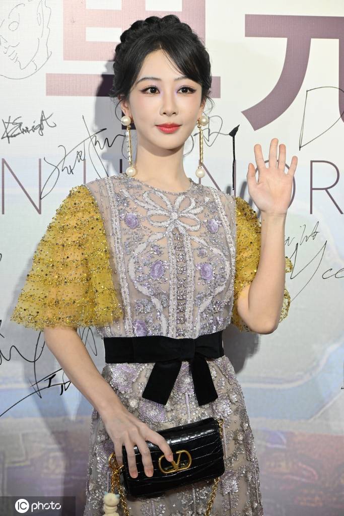 杨紫出席华伦天奴携手北京电影学院举办的“注目未来”单元荣誉典礼