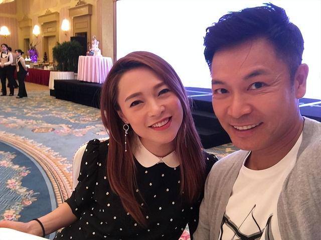 有心！60岁失婚视帝对港姐小花宠爱有加，送花庆生更亲自指导网球