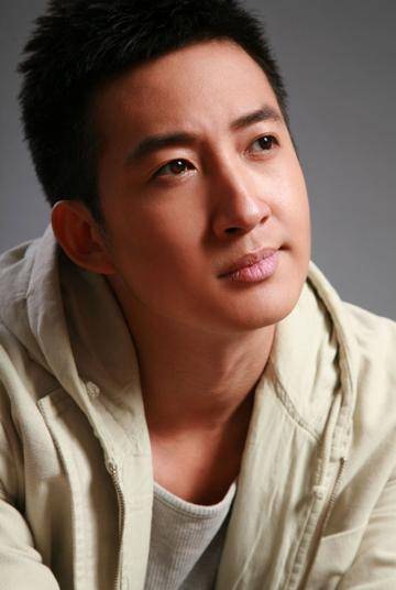 原创            曾与蒋欣相恋多年，转身娶了小四岁娇妻，如今他与妻子红透半边天