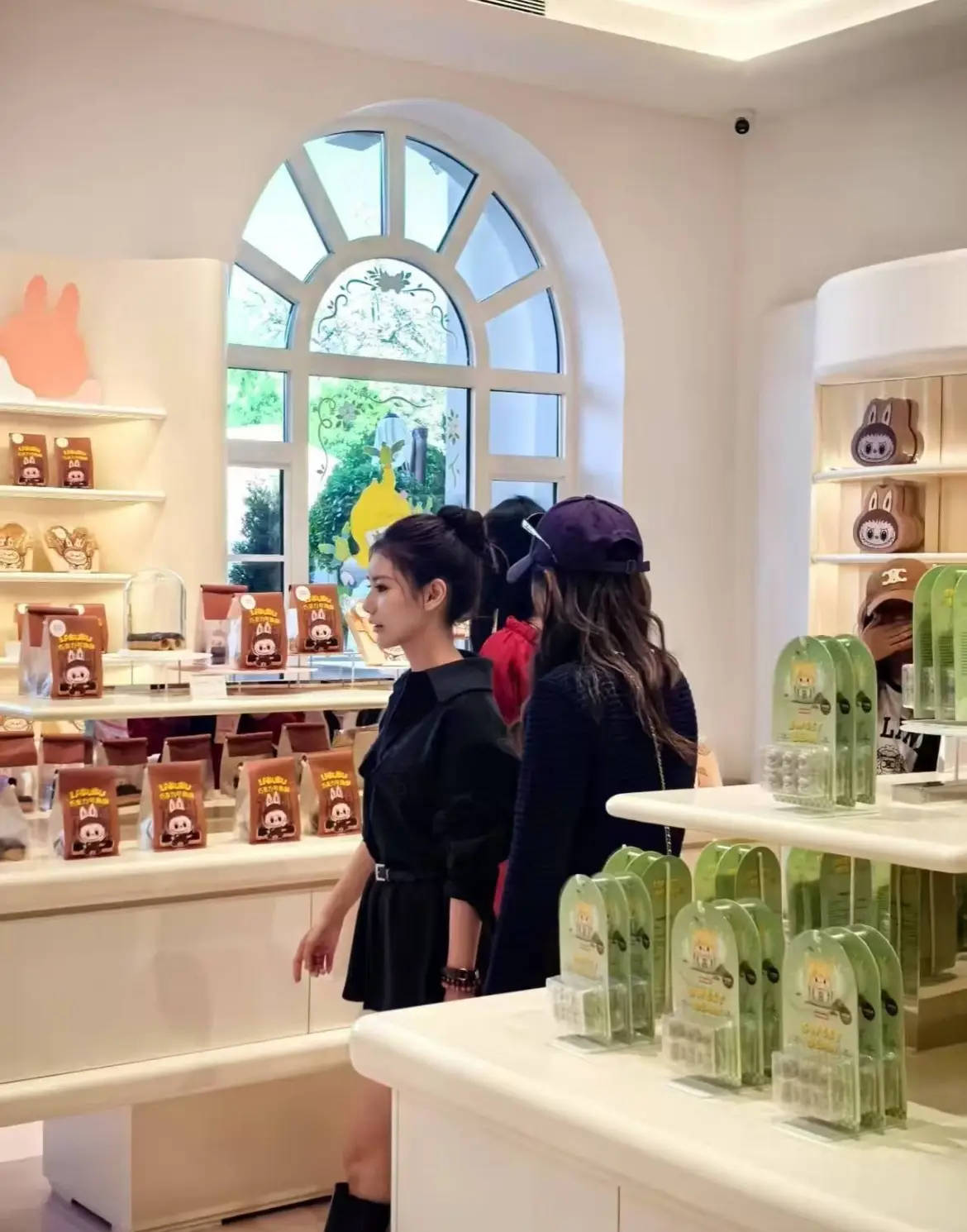 汪小菲妻子马筱梅带小玥儿买甜品被偶遇 两人低声交流十分低调