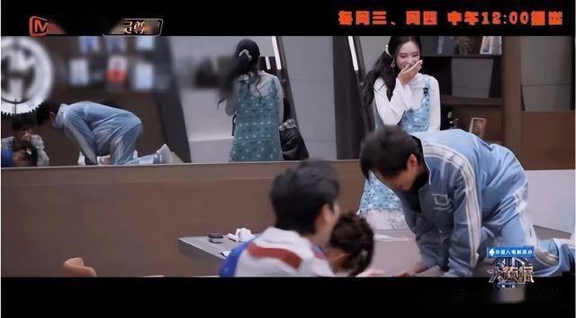 原创            综艺工业化进程中的表演异化：何炅“上桌梗”背后的去人格化狂欢