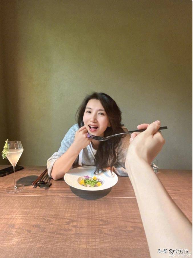 原创            44岁陈好、37岁宋茜聚餐互拍美照，‘男友视角’超甜！