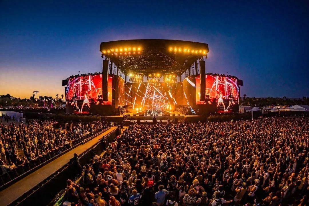 2025科切拉：Lisa单人表演全开麦，gaga贡献“教科书式”演出！