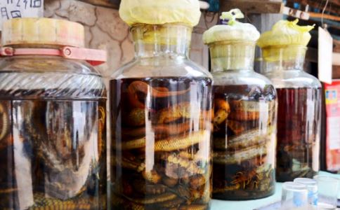 我国各地区泡药酒的方式存在差异，具体方法各有不同。