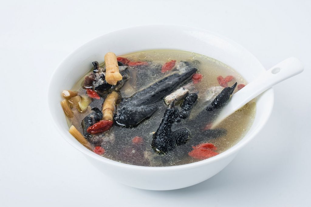 乌鸡炖什么补气血又营养 乌鸡炖什么食材补血补气的效果最明显 乌鸡的营养成分
