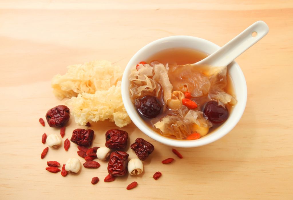 银耳莲子羹做法及银耳煮出胶的技巧揭秘