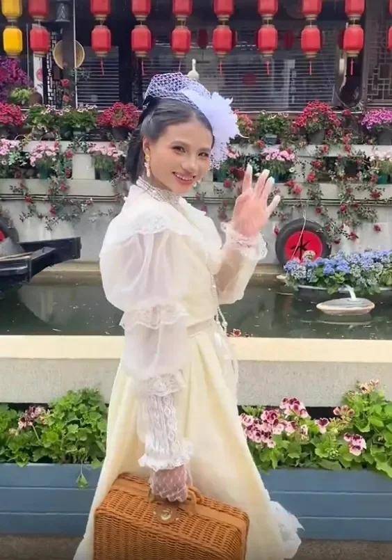 因“塌房”掉粉近百万，网红小英最新视频大变样，本人回应