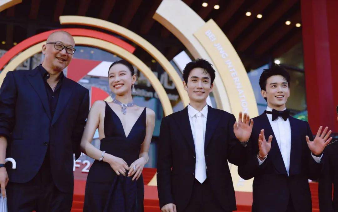 原创            朱一龙倪妮撑一把伞好养眼！他帅气绅士她身材好性感美艳