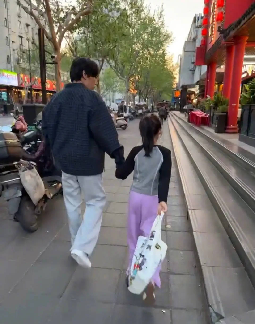 伊能静晒秦昊与女儿牵手逛街照 小米粒单手拎包活力十足