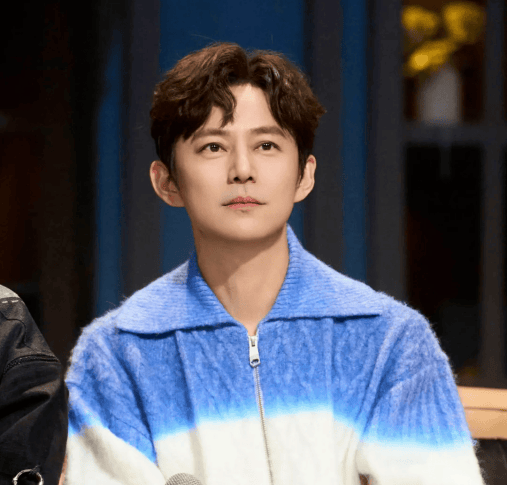 原创            无妻无子，半退休状态，当了一辈子的老好人何炅，后悔了吗？