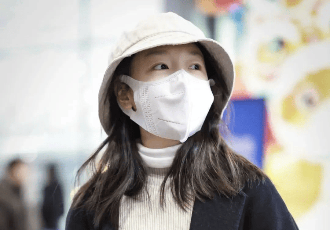 原创            32岁周冬雨增肥后变化太大！穿大衣搭条纹阔腿裤走机场被拍，素颜出镜很清纯!