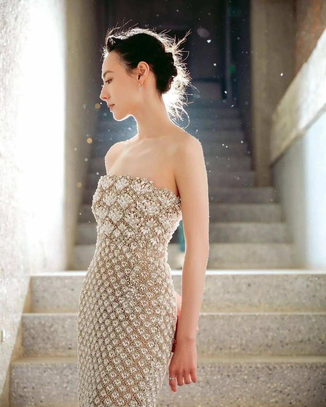 36岁梁洛施穿裸色裙现身北京！为李嘉诚儿生3子都进不了豪门！自爆不排斥新恋情