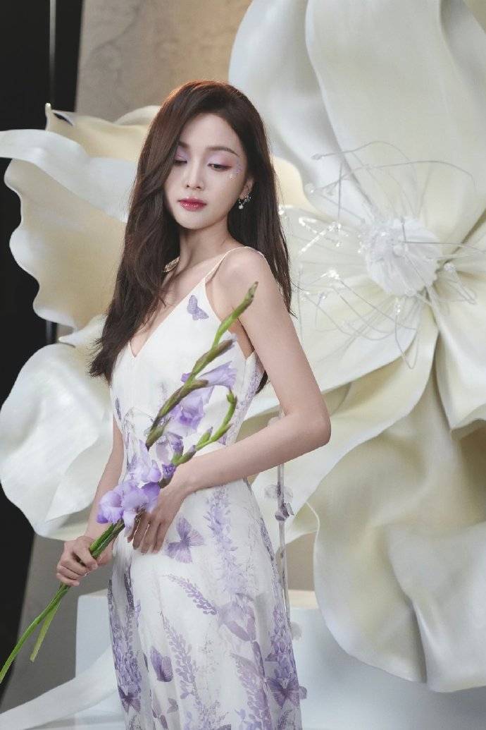 吴宣仪穿吊带长裙变身花仙子 紫罗兰眼妆清新动人