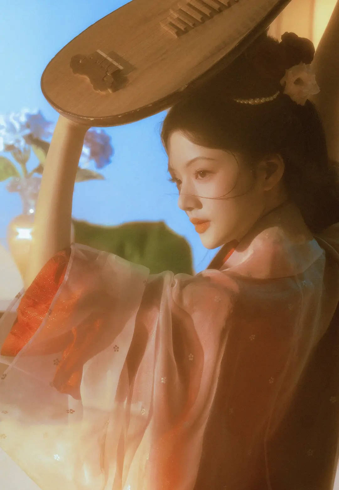 任敏化身清冷古风美人 粉衣簪花破碎感十足