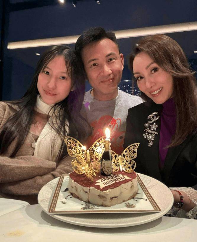 前TVB花旦郭可盈女儿大晒近照！身穿红色吊带裙！网友直言打扮很成熟