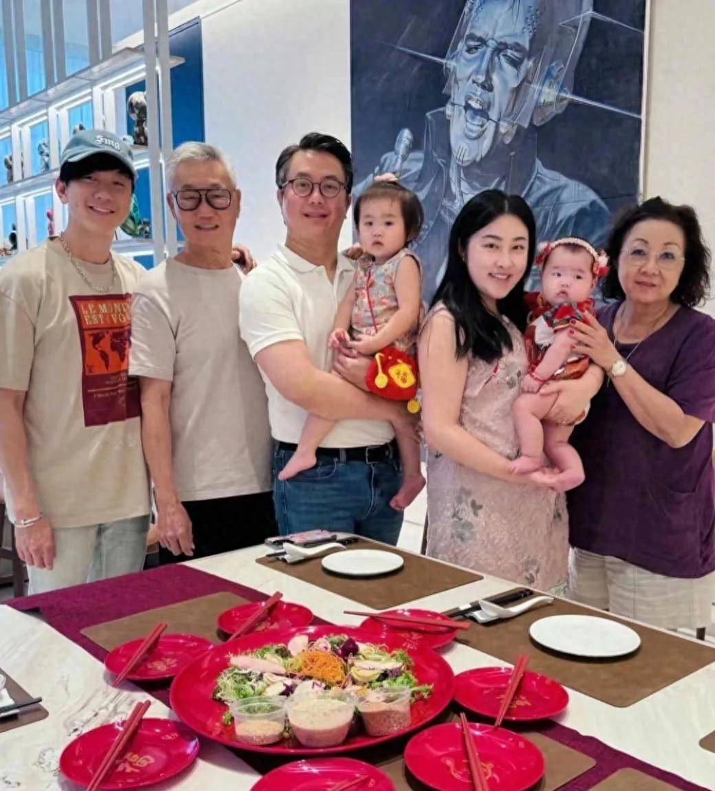 原创            44岁林俊杰在新加坡，去商场购买电器，打扮年轻，看起来胖了不少