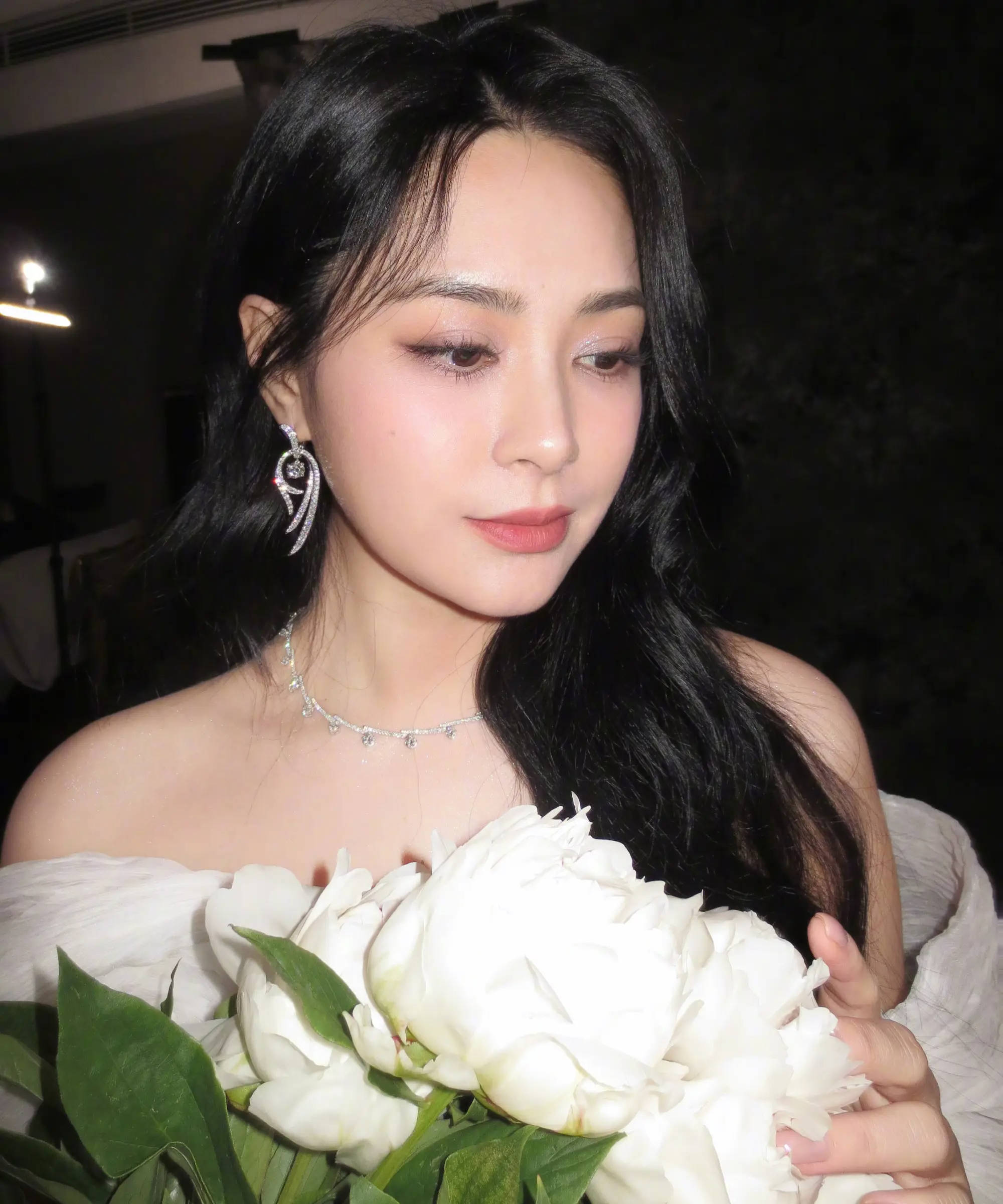 钟欣潼分享北影节花絮美照 穿白色露肩长裙温柔优雅