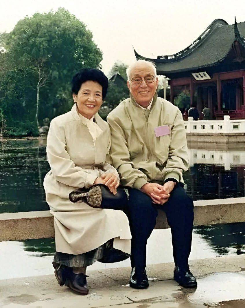 他是著名导演，伤害过石挥，两任妻子都是大名鼎鼎的明星