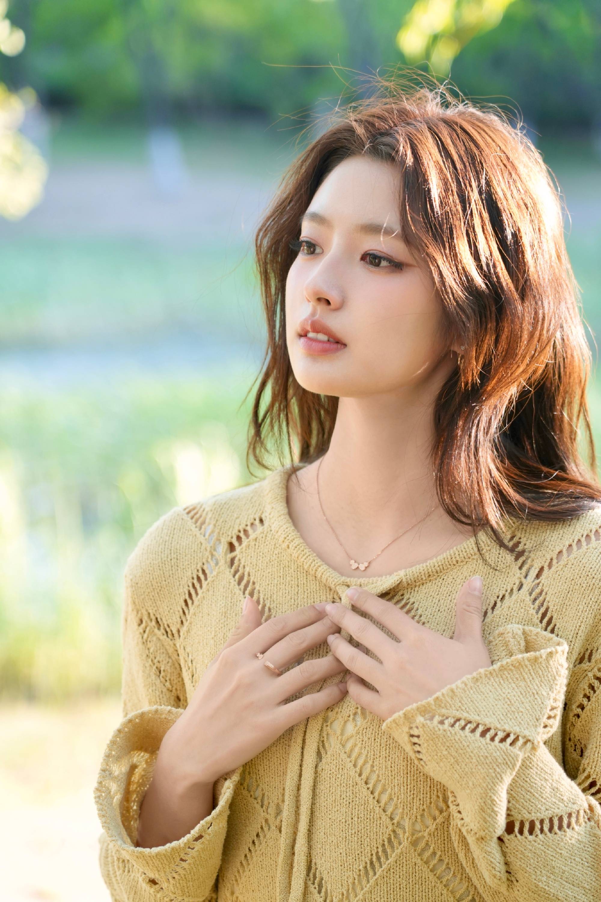 徐若晗穿黄色毛线长裙温柔优雅 阳光下灿笑明媚灵动