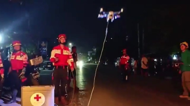 无人机助力缅甸地震救援 中国救援队点亮生命希望