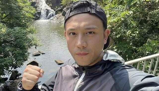 香港知名男星获4万元救济物资，到佛堂洗厕所，长期陷经济困难