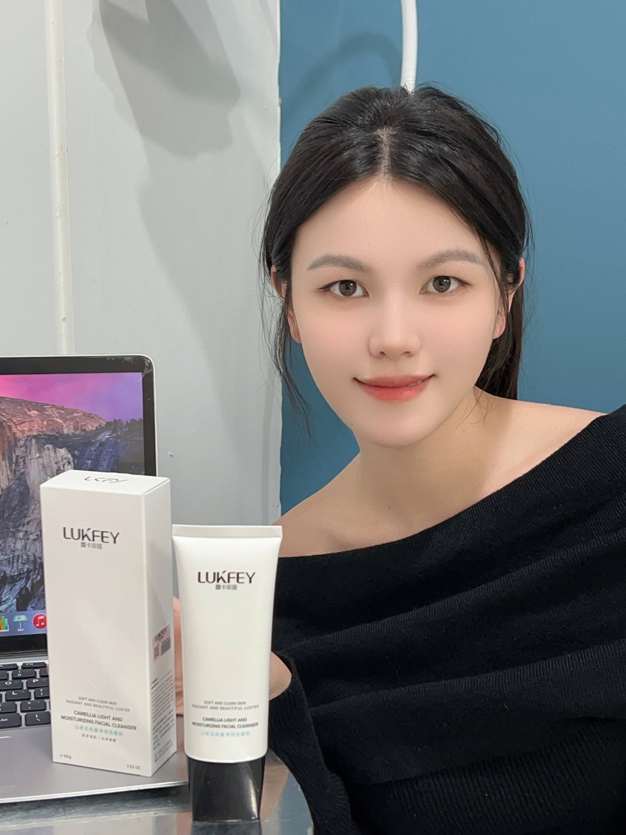 适合学生的洗面奶品牌：轻抚肌肤，这款洗面奶带来清新治愈感