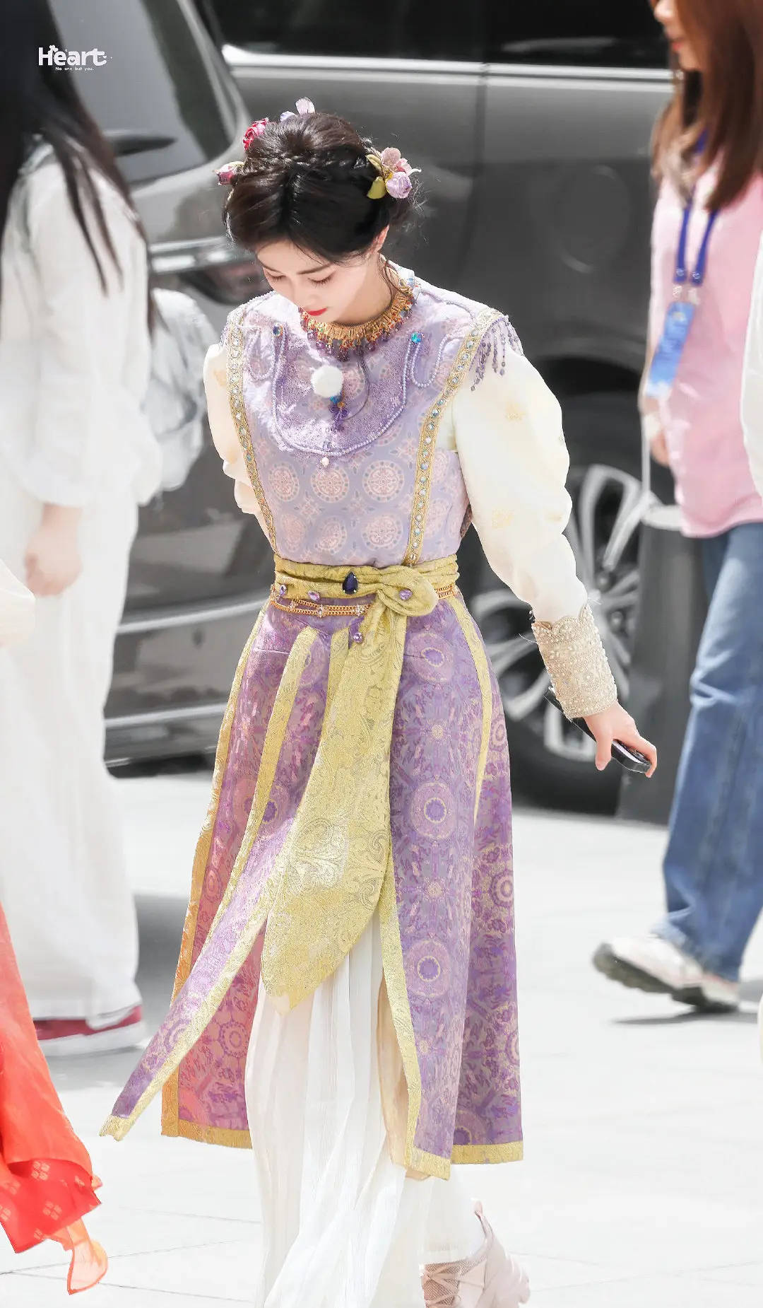 白鹿穿紫色古装参加综艺录制 头插鲜花气质温婉芬芳