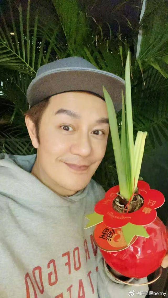 知名港星近况曝光！与路人合照一动作被赞暖心，与妻子五年生四娃