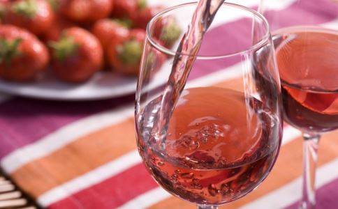 老人常饮洋葱泡红酒可降血压增免疫力保健功效佳