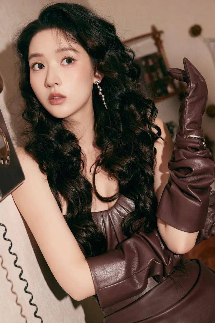 原创            王玉雯穿棕皮抹胸裙露出事业线！她肤白貌美性感撩人