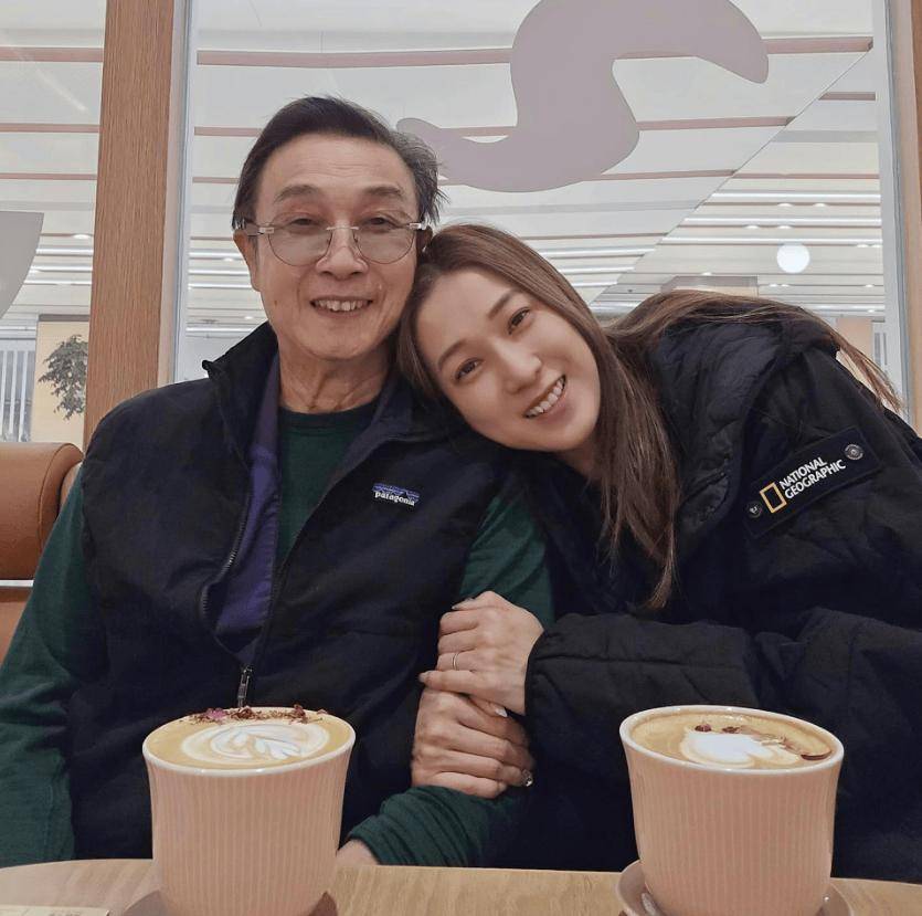 TVB前花旦晒与大34岁男星合照！头依偎在肩膀上像个小女孩！网友直呼回忆杀！