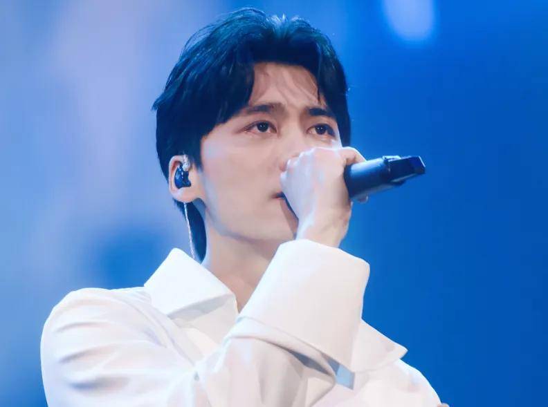 原创            李易峰吃相太难看？海外巡演收钱合影，一件短袖300多，狂割韭菜