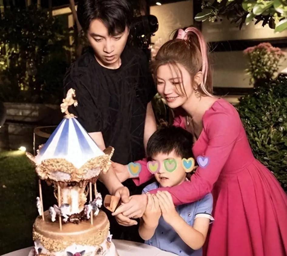 陈晓离婚消沉回老家？网友曝他打摩的给学生上课，两部待播剧堪忧