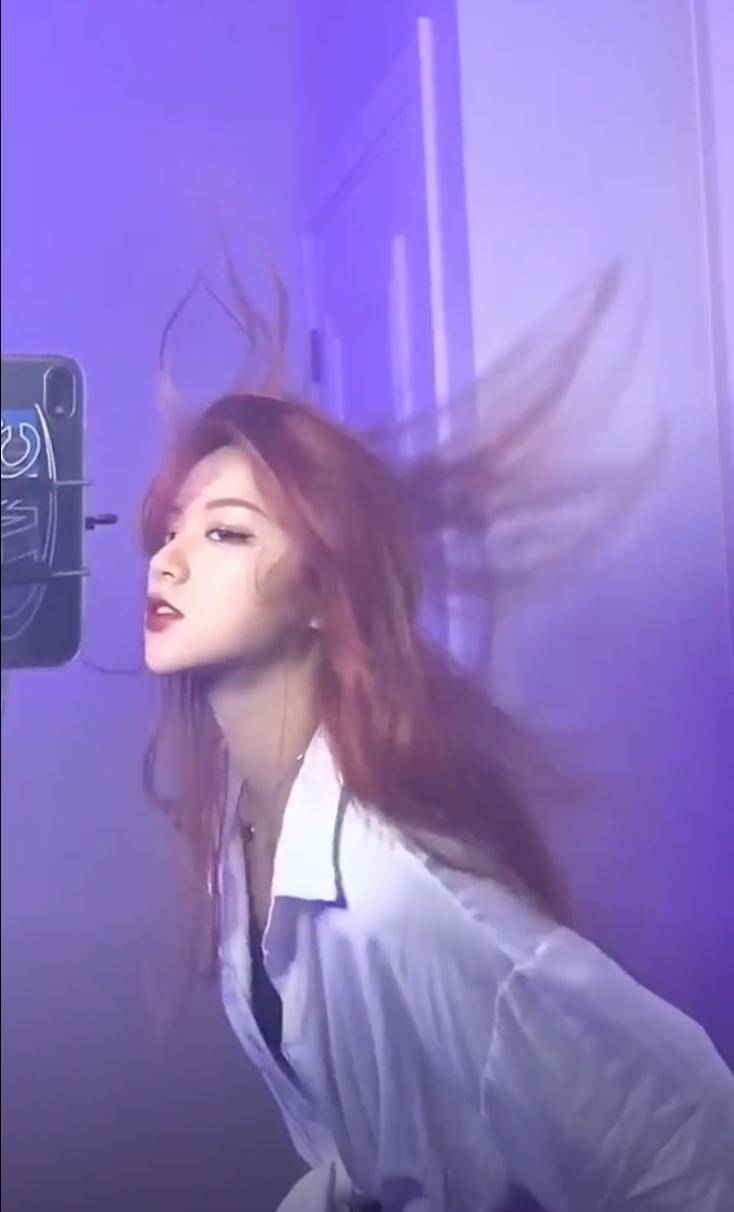 曾凭借甩头舞一夜爆红，千万粉丝网红“刀小刀”被带走调查