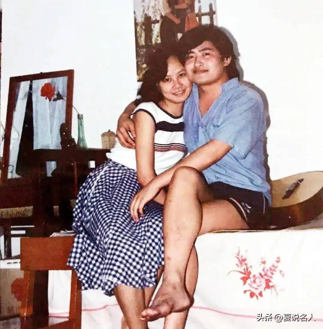 原创            62岁刘欢，曝老态拄拐走路，现身岳麓山，与三宝夫妇共品茶