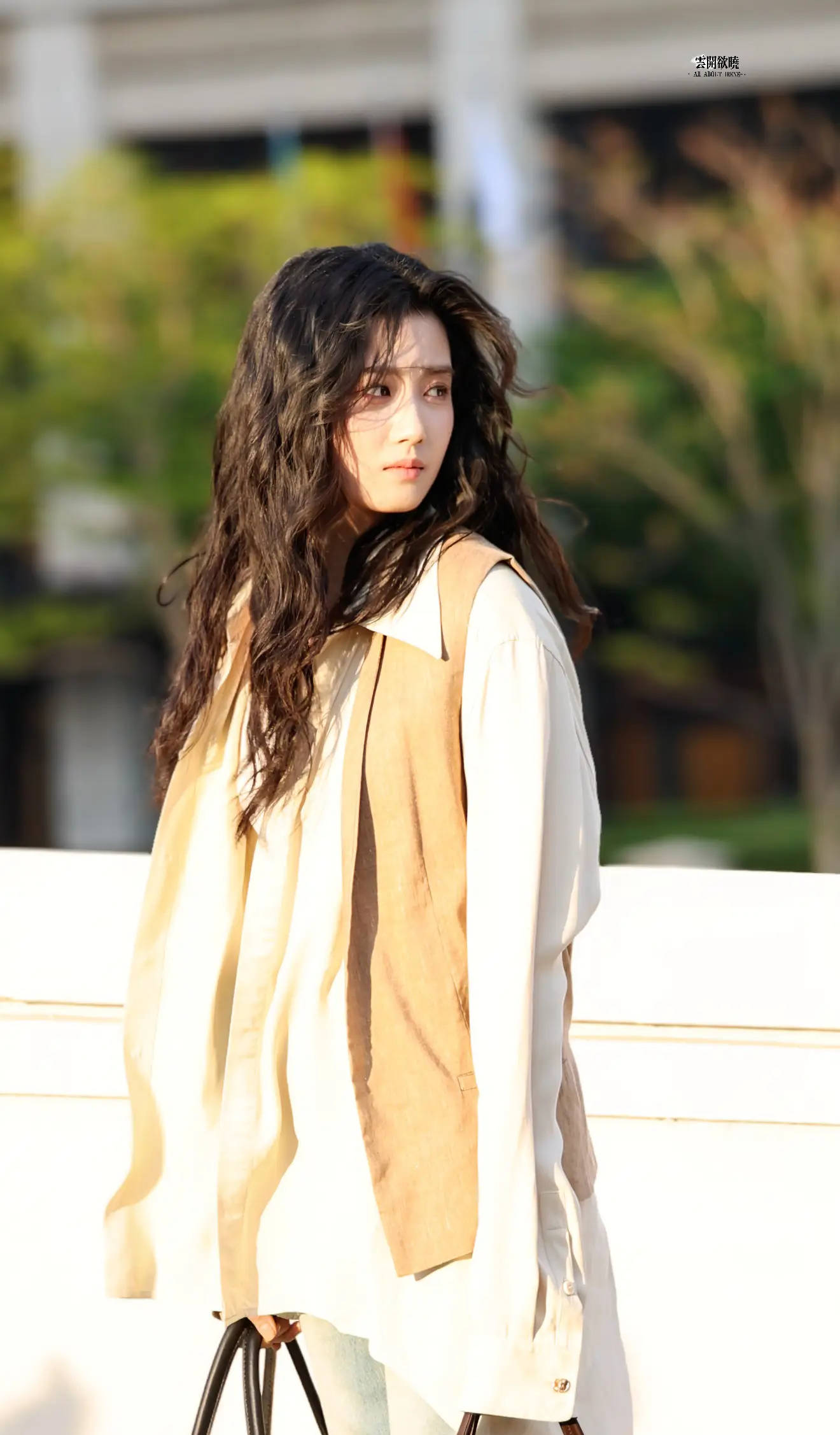 卢昱晓黑色卷发破碎感拉满 与陈星旭拍摄旋转吻戏画面浪漫