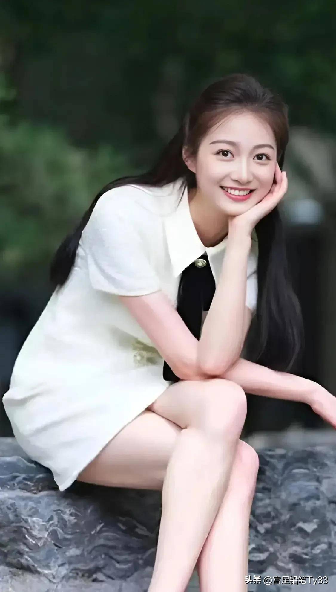 原创            冯琳：校园新星崭露头角, 多元舞台闪耀光彩, 活力主持展现魅力