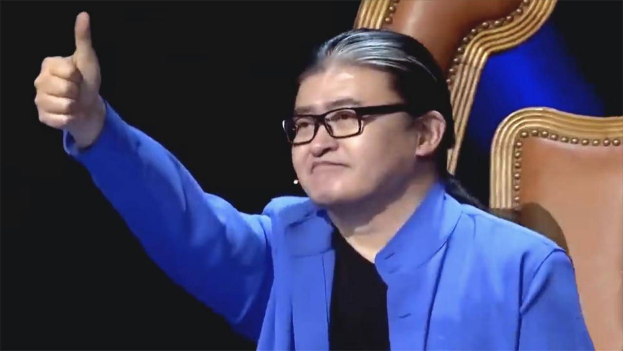 原创            刘欢现身长沙, 与好友岳麓山品茶, 大步流星展现青春活力