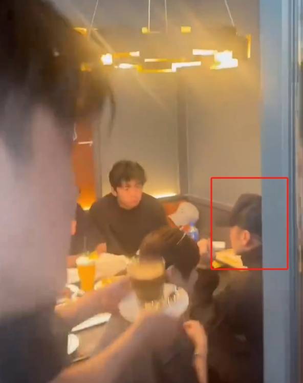 谢霆锋和两个儿子外出聚餐 振轩振南兄弟俩青春帅气