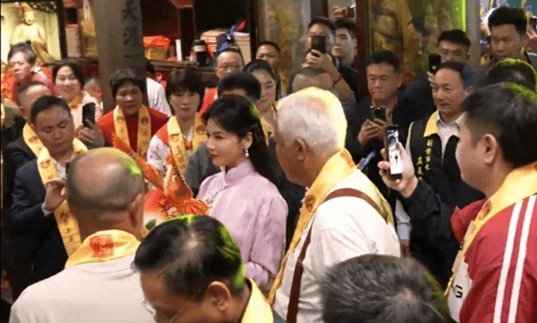 刘涛为妈祖献寿桃冲上热搜！一身粉色新中式装温柔典雅