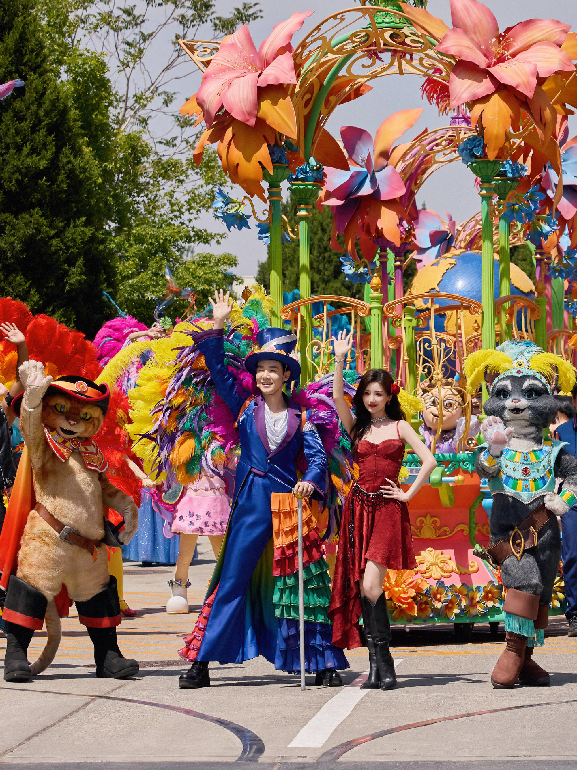 毛晓彤一袭红裙如玫瑰绽放 乐园里热舞光彩照人