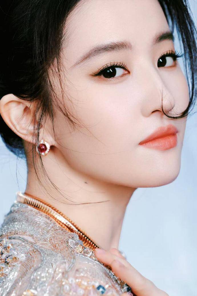 刘亦菲感谢生活中的千万朵玫瑰