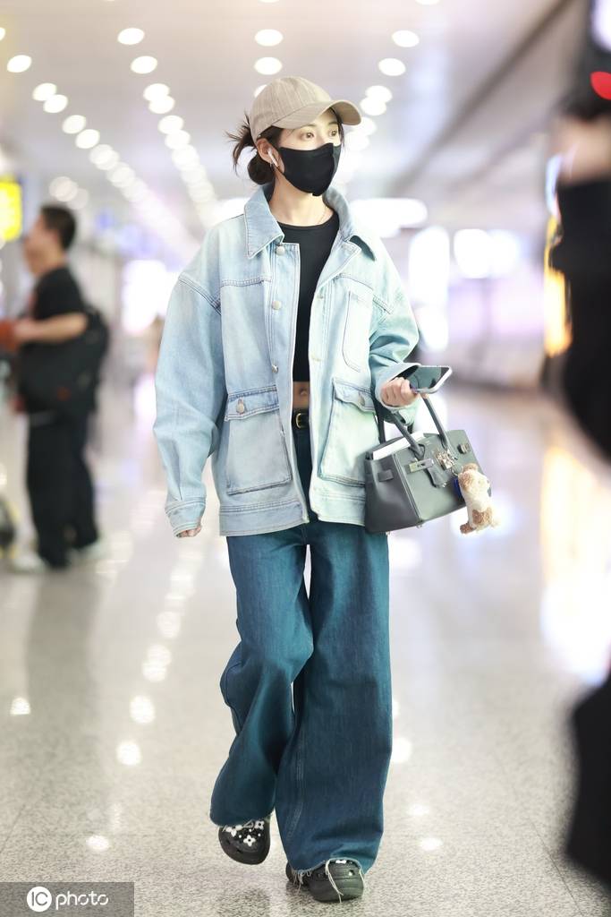 陈钰琪成都到达 牛仔外套搭配棒球帽简约随性