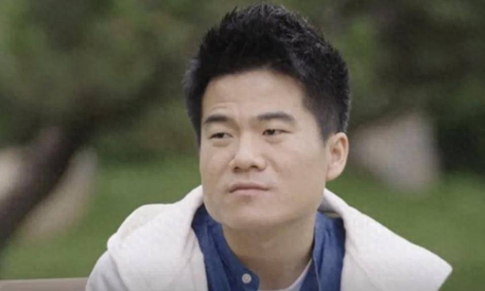 原创            董宇辉综艺首秀，站在周董旁边，他的江湖地位震撼全场