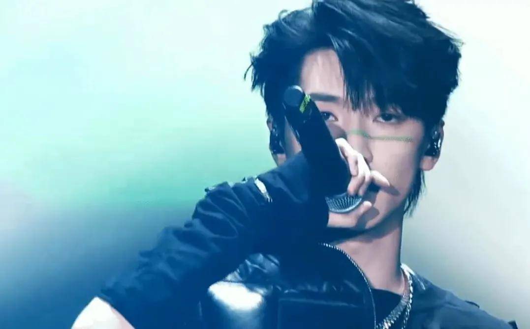 原创            小鲜肉成导师引争议，硬实力出演引关注，质疑声不断。