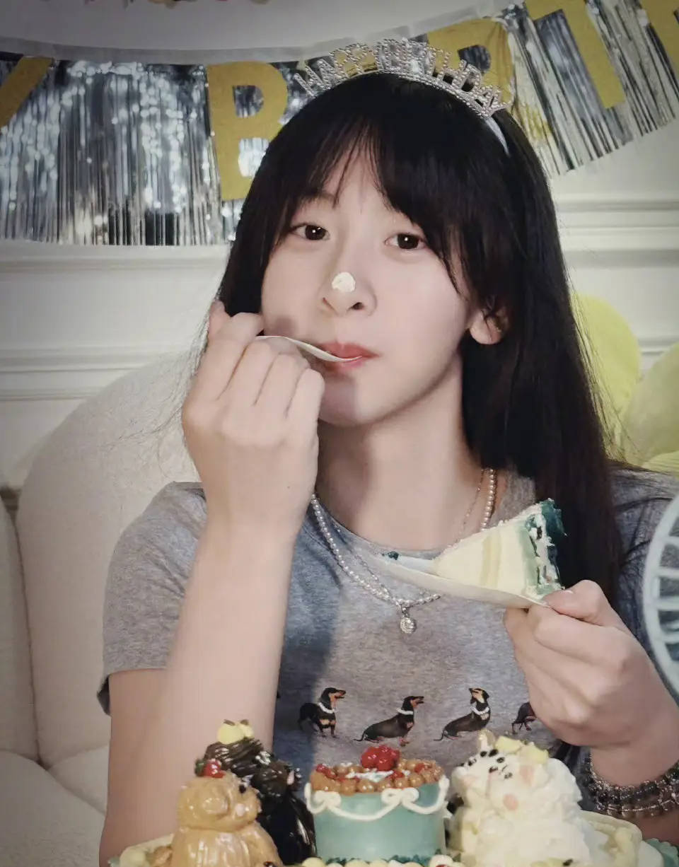 田亮叶一茜晒照为女儿庆生 森碟对镜甜笑活泼甜美