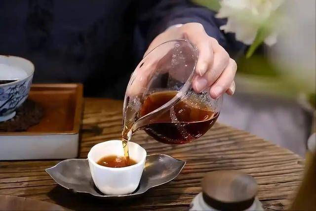 喝茶会影响泌尿？告诫：过量确有损害，泌尿不好的人尽量少喝茶