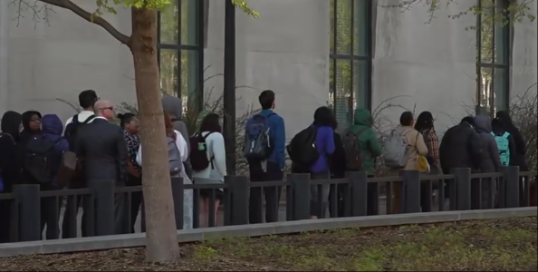 美国卫生与公众服务部开始大规模裁员 员工被拦楼外排起长龙